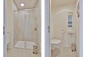 een badkamer met douche en toilet bij Boardwalk 11 O4O2 G Ii7 in Nieuwpoort +14 foto's