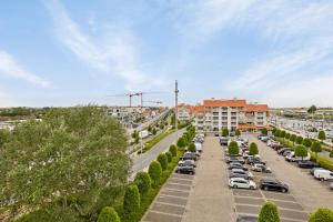 een parkeerplaats met auto's geparkeerd in een stad bij Boardwalk 11 O4O2 G Ii7 in Nieuwpoort