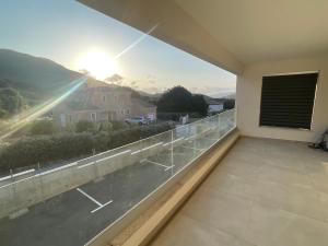 Nespecifikovaný výhled na hory nebo výhled na hory při pohledu z apartmánu + 1 fotografie