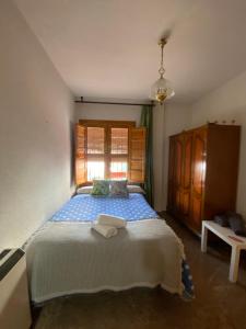 a bedroom with a bed with two towels on it at La Casa Del Buda in Güéjar-Sierra