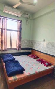 Baba Ramdev Hotel And Restaurant客房内的一张或多张床位