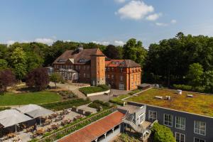 eine Luftansicht eines Gebäudes mit Dach in der Unterkunft Schloss Basthorst in Crivitz
