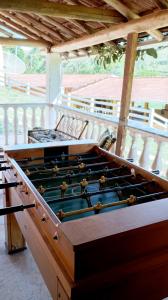 einem großen Billardtisch auf einem Zimmer in der Unterkunft Pousada Rural e Pesqueiro Chalé da serra in Conceição da Ibitipoca