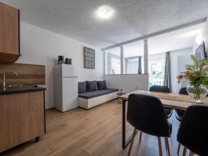 Kuchyň nebo kuchyňský kout v ubytování Cozy apartment with breakfast on request 1