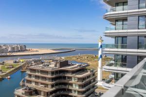 vista su un edificio con spiaggia e oceano di Sea meets sky - Ensor a Ostenda