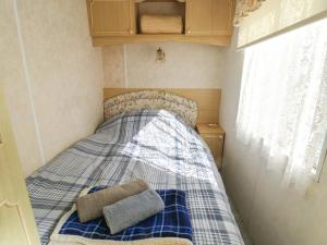 Ένα ή περισσότερα κρεβάτια σε δωμάτιο στο Fron Dderw Caravan