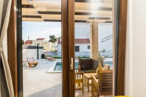 Basen w obiekcie Villa Skyfall ZadarVillas lub w pobliżu