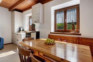 una cocina con una mesa de madera con fruta. en Ca'della Melania, en Folgaria