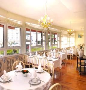 Restaurace v ubytování Hôtel Roc de Massabielle