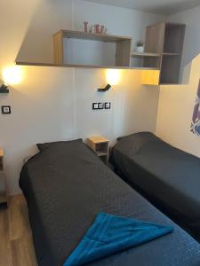 Ένα ή περισσότερα κρεβάτια σε δωμάτιο στο Mobile Home Cosy vue sur l'étang +9 φωτογραφίες