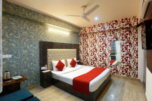 Postel nebo postele na pokoji v ubytování Hotel Airport Paradise At Delhi Airport
