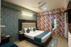 Postel nebo postele na pokoji v ubytování Hotel Airport Paradise At Delhi Airport