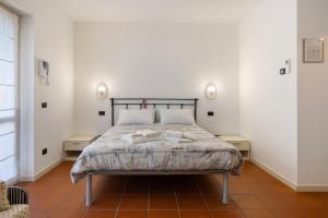 1 dormitorio con 1 cama con 2 mesitas de noche en Golf Resort Il Feudo Apt 2, en Asti 15 fotos más