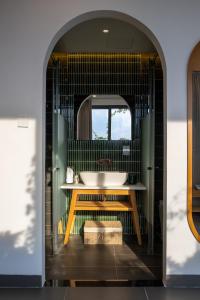 une salle de bain avec une baignoire blanche et un lavabo dans l'établissement Leaf Beachfront Hotel Da Nang, à Đà Nẵng
