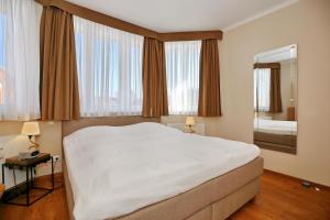 Un pat sau paturi într-o cameră la Dünenschloss Wohnung 1-41 +21 fotografii