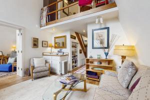 un soggiorno con un divano e un tavolo di Tranquil Tides Cottage a Langley