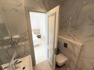 Ένα μπάνιο στο منتجع عسيب نجد +6 φωτογραφίες