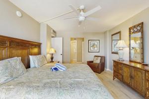 Un dormitorio con una cama grande con ventilador de techo. en Crystal Waves, en Marco Island 27 fotos más