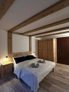 une chambre avec un grand lit dans une pièce dans l'établissement Casa Sally - Lago e montagna, à Cresciasca