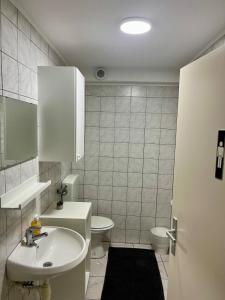 Koupelna v ubytování Barrierefreies Altstadtappartement in Osterode + 28 fotografií