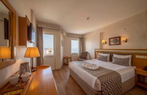 Postel nebo postele na pokoji v ubytování Çanak Hotel + 37 fotografií