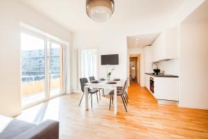 a kitchen and dining room with a table and chairs at Casanuova in Rome