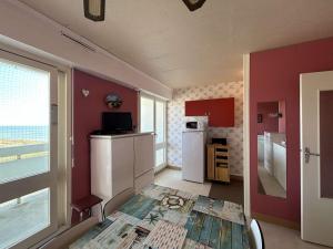 Kuchyňa alebo kuchynka v ubytovaní Bel Appartement Studio 3 Couchages avec Parking et Ascenseur à Saint-Hilaire-de-Riez - FR-1-224C-217