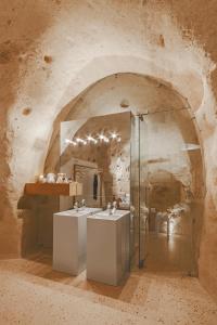 a bathroom with two sinks and a mirror at La Dimora Di Metello in Matera
