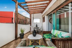 a living room with a couch and a table at Casa Bonita Peaceful Home in Ingenio