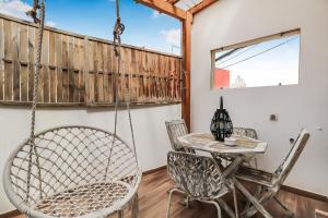a room with a swing and a table and chairs at Casa Bonita Peaceful Home in Ingenio