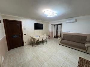 un soggiorno con un divano e un tavolo di Esposito Holiday homes a Napoli