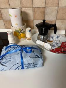 un piano di lavoro con una borsa di cibo e una caffettiera di Esposito Holiday homes a Napoli