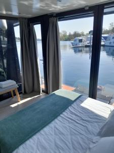 Floating Experience Black Pearl, Lago Maggiore客房内的一张或多张床位