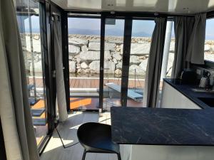 Floating Experience Black Pearl, Lago Maggiore的厨房或小厨房