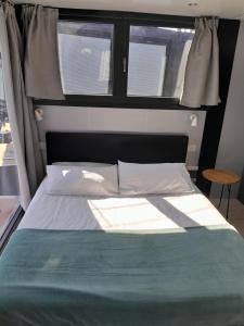 Floating Experience Black Pearl, Lago Maggiore客房内的一张或多张床位