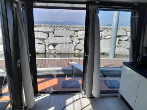 Floating Experience Black Pearl, Lago Maggiore的阳台或露台
