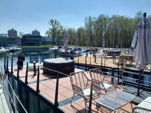 Floating Experience Black Pearl, Lago Maggiore餐厅或其他用餐的地方