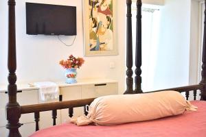 Μια τηλεόραση ή/και κέντρο ψυχαγωγίας στο La Vie En Rose Auroville - Luxury Private Villa Experience