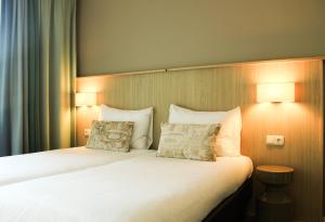 a hotel room with two beds and two pillows at Donia Huys in Oost-Vlieland