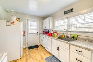 Afbeelding uit fotogalerij van 4 Mi to Shops and Dining Bright Lexington Studio! in Lexington