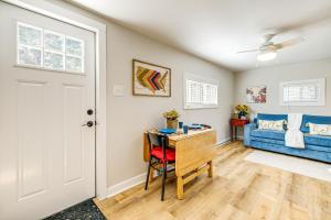 Afbeelding uit fotogalerij van 4 Mi to Shops and Dining Bright Lexington Studio! in Lexington