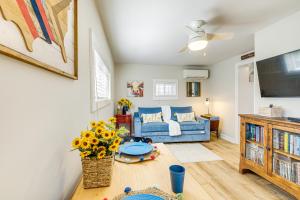 un salon avec un canapé bleu et une télévision dans l'établissement 4 Mi to Shops and Dining Bright Lexington Studio!, à Lexington