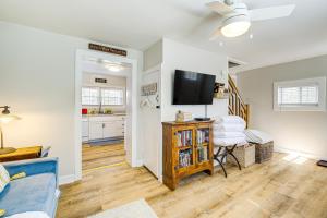 Afbeelding uit fotogalerij van 4 Mi to Shops and Dining Bright Lexington Studio! in Lexington +16 foto's