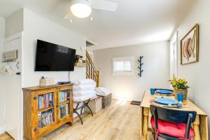 Afbeelding uit fotogalerij van 4 Mi to Shops and Dining Bright Lexington Studio! in Lexington