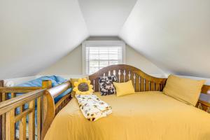 une chambre avec un lit jaune avec un animal en peluche dessus dans l'établissement 4 Mi to Shops and Dining Bright Lexington Studio!, à Lexington