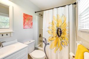 La salle de bains est pourvue d'un rideau de douche avec une abeille. dans l'établissement 4 Mi to Shops and Dining Bright Lexington Studio!, à Lexington 16 autres photos