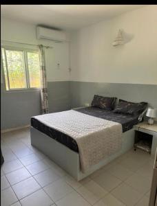 a bedroom with a bed in a room at Villa mango in Somone