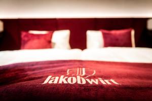 Hotel Jakobwirt Westendorf客房内的一张或多张床位