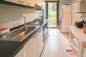 Kuchyňa alebo kuchynka v ubytovaní Roth House