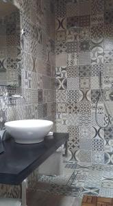 baño con lavabo y pared de azulejos en Antica Osteria del Mirasole, en San Giovanni in Persiceto